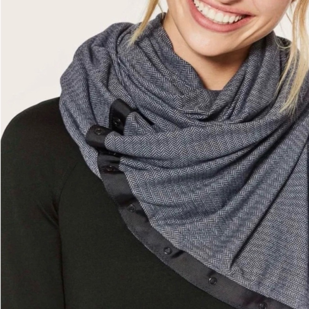 Set of 2 Lululemon Vinyasa Scarves work once each grey and black